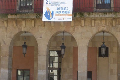 Pancarta de Ela Principado en la Plaza Mayor de Gijón