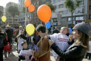 Suelta de globos en el Naútico de Gijón