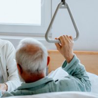 Asidero para levantarse en una cama