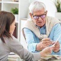 Una trabajadora social asesora a una persona